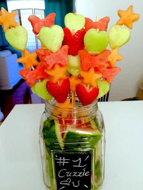 DIY edible arrangement in medium sized mason jar with chalk board front Diy Edible Arrangements, Edible Arrangements Diy, Vegetables Ideas, Fruit Business, Food Arrangement, Fruit Tables, Edible School Supplies, Fruit Bouquet Ideas, Fruit Bouquets