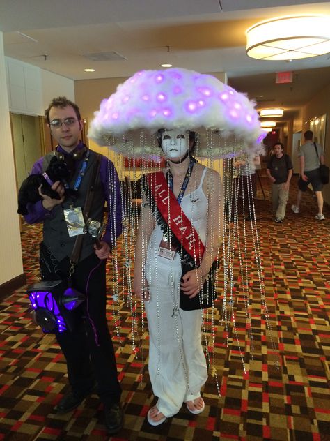 Glow Cloud and Cecil Palmer (Welcome to Night Vale) #dragoncon #dragoncon2014 Cecil Palmer Cosplay, Cecil Palmer Fanart, Cecil Palmer, Welcome To Night Vale Cosplay, Night Vale Cosplay, Cloud Cosplay, Cloud Costume, Night Vale Presents, Epic Costumes