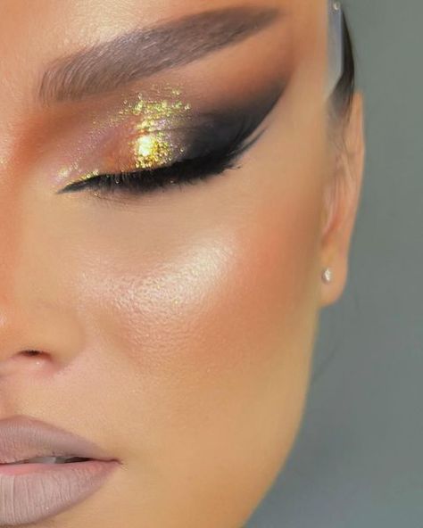 Gold Drip Makeup, Gold Avant Garde Makeup, Gold Carnival Makeup, Gold Goddess Makeup Looks, Competition Makeup Dancers, Majorette Makeup, Makeup With Gold Glitter, Make Up Dorado, Gold Makeup Aesthetic