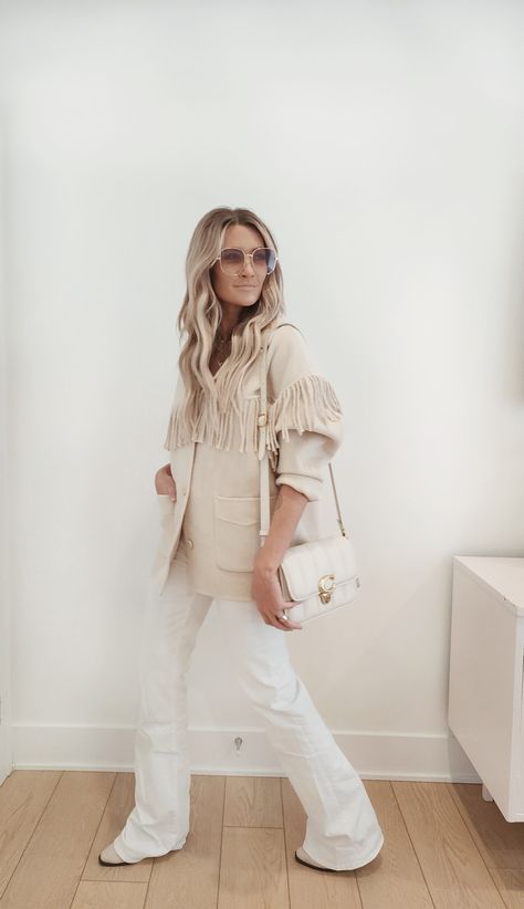 Cream Fringe Jacket Outfit, White Fringe Jacket Outfit, Fringe Jacket Outfit, Fringe Coats, White Look, Womens Fashion Inspiration, Jacket Outfit, Fringe Jacket, Neutral Outfit