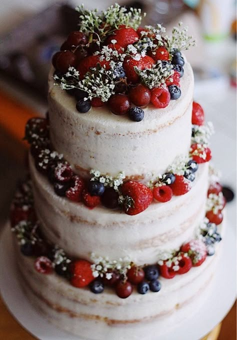 Cake With Fresh Fruit, Fruit Wedding Cake, Fruit Cake Design, Fresh Fruit Cake, Greenery Wedding Bouquet, Wedding Cake Rustic, Fruit Food, Wedding Cake Inspiration