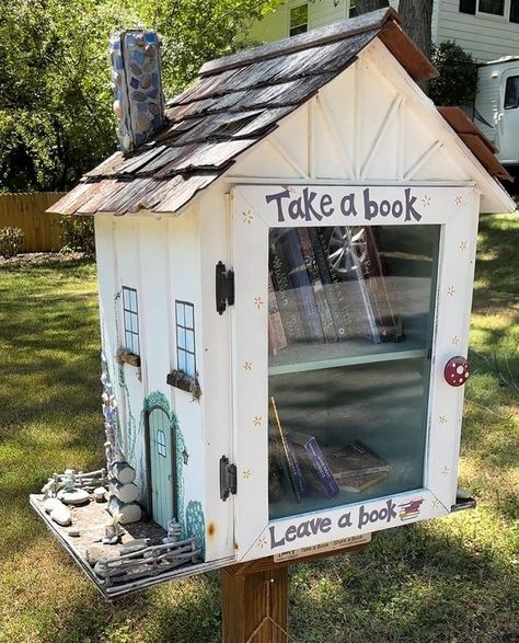 little library • Instagram Diy Free Little Library, Free Little Library Plans, Little Free Library Painting Ideas, Little Library Plans Diy, Little Library Ideas, Little Free Library Ideas, Free Little Library, Neighborhood Library, Little Free Library Plans