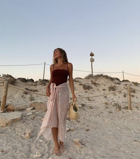 Nuetral Pallete Outfits Casual, Camila Morrone, Beach Fits, Beach Poses, Summer Dream, Vacation Style, European Summer, Instagrammer, Beach Babe