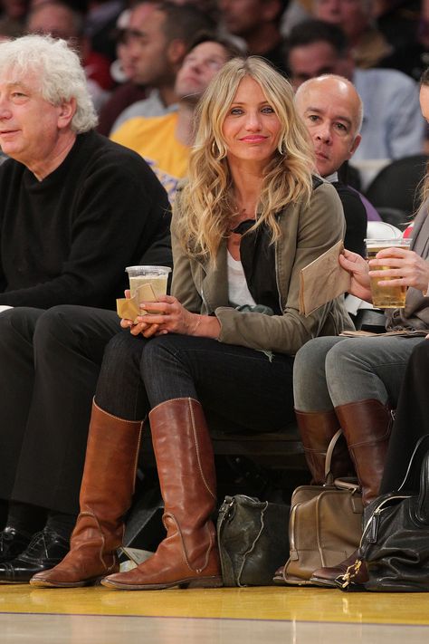 Ball Game Outfit, Basketball Game Outfit Women, Basketball Game Outfit, Nba Game, Game Outfit, Olive Jacket, Stylish Celebrities, Cameron Diaz, Popsugar Fashion