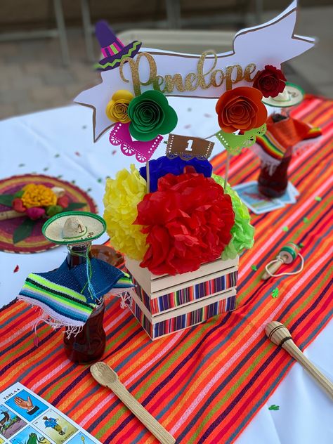 Mexican Fiesta Centerpieces Ideas, Taco Centerpiece Ideas, Mexican Birthday Centerpieces, Fiesta Theme Centerpieces Diy, Mexico Centerpieces, Fiesta Theme Table Centerpieces, Mexican Centerpiece Ideas Diy, Mexican Quince Centerpieces, Fiesta Theme Centerpieces Mexican