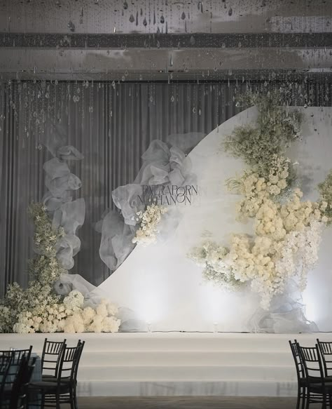 Wedding Backdrop Indoor, Wedding Decor Backdrop, Ballroom Decor, Dekorasi Wedding, Indoor Wedding Decorations, Botanical Display, Night Wedding Decor, Decor Backdrop, Wedding Hall Decorations