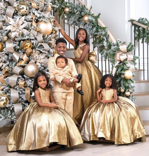 Gold Christmas Photo Shoot, Christmas Family Photos Black People, Family Photo Ideas Black Family, Fancy Family Photoshoot, Christmas Pictures Black Family, Black Family Holiday Photos, Glam Family Photoshoot, Family Photo Shoots, Family Holiday Pictures