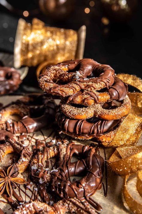 Chocolate Covered Espresso Spiced Pretzels: Kind of like your favorite holiday latte, but with a salty pretzel crunch! Holiday Pretzel Treats, Spiced Pretzels, Chocolate Chip Cookie Pie, Half Baked Harvest Recipes, Chocolate Crackles, Chocolate Covered Espresso Beans, Gooey Chocolate Chip Cookies, Easy Thanksgiving Recipes, Candy Factory