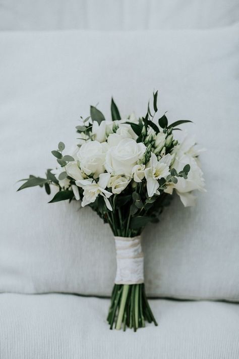 Green Rustic Wedding, Afternoon Tea Wedding, Small Bridal Bouquets, Štědrý Den, Small Wedding Bouquets, Simple Wedding Bouquets, Green Wedding Bouquet, Tea Wedding, Green Bouquet