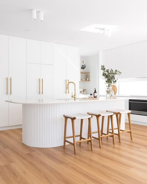 I N T E R I O R S E C R E T S | We have been loving curved details lately 😍 Do you prefer curves or no curves? 🤍⁠ ⁠ Design @haausdesign ⁠ 📷 @villastyling⁠ | Instagram Saddle, The Kitchen, Teak, Bench, Dining Room, Leather, White, Instagram, Design