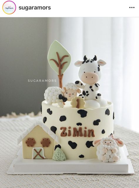 Animal Farm Cake Ideas, Farm Animal Themed Birthday Cake, Cake Farm Animals, Cow Theme Cake, Cow Cake Ideas, Farm Animals Birthday Cake, Farm Themed Birthday Cake, Zoo Theme Birthday Cake, Farm Animal Birthday Cake