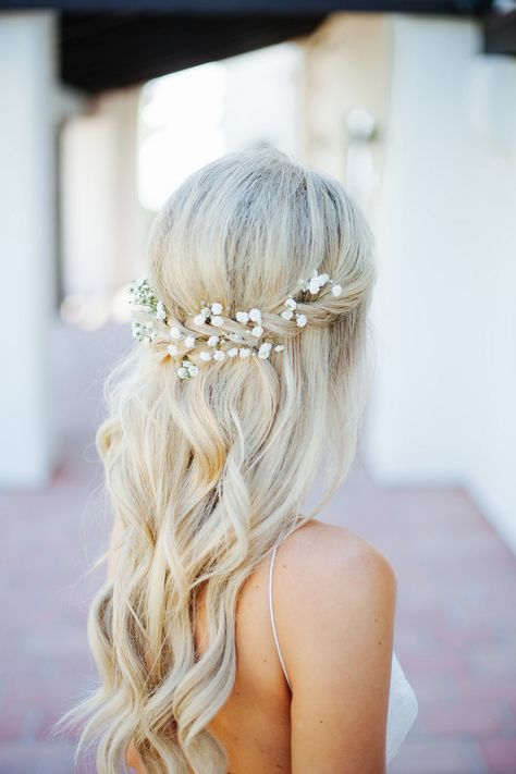 Flowers in Your Hair: Gorgeous Floral & Greenery Bridal Hairstyle Inspiration | Intimate Weddings - Small Wedding Blog - DIY Wedding Ideas for Small and Intimate Weddings - Real Small Weddings #wedding #weddings #intimateweddings #hair #hairstyles #bridalhairstyle #bridalhairstyles #bridalhairaccessories #hairaccessories #bridalhair #floralhairaccessories #floralaccessories #floralhairpieces Bridesmaid Things, Summer Wedding Hairstyles, Beach Wave Hair, Flowers In Her Hair, Beach Wedding Hair, Wedding Hair Flowers, Wedding Hair Down, Fantasy Wedding, Short Hairstyle