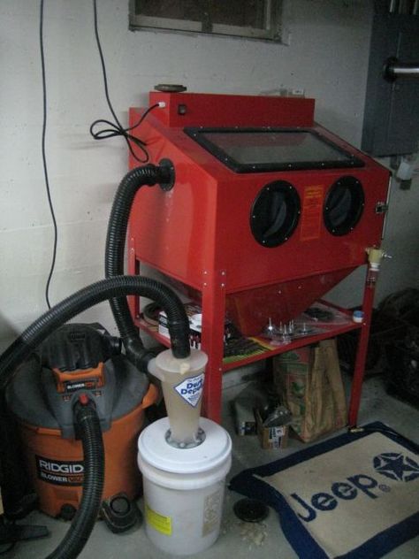 Sandblasting Cabinet dust collector with Dust Deputy & Shop Vac DIY http://www.powdercoatguide.com/2013/07/media-blasting-continued.html#.V9-SrK21iW9 Diy Paint Booth, Home Made Tools, Sandblasting Cabinet, Soda Blasting, Cheap Cabinets, Sand Blasting, Dust Collection System, Metal Fabrication Tools, Paint Booth