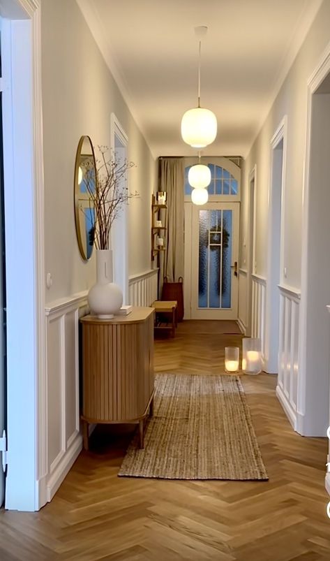 Cozy Hallway, Corridor Ideas, Old House Design, House Hallway, Modern Apartment Living Room, Wainscoting Panels, Home Hall Design, Hallway Designs, Dream Apartment Decor