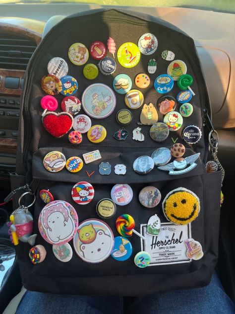 Backpacks With Pins, Bag With Pins, Bag Pins Aesthetic, Decorated Backpack, Backpack With Pins, Backpack Ideas, Black School Bags, Messanger Bag, Stylish School Bags