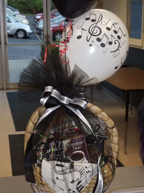 Customed made Musical Gift Basket Senior Night Gift Basket Band, Senior Baskets Gift Ideas Band, Band Banquet Ideas, Donation Baskets, Music Gifts Diy, Stuco Ideas, Musical Gifts, Band Gifts, $5 Gift Ideas