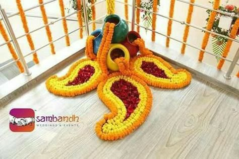 Haldi Kunku Decoration, Haldi Kunku, Flower Rangoli Designs, Marriage Photo, Simple Flower Rangoli, Diwali Design, Home Flower Decor, Rangoli Simple, Diwali Decorations At Home