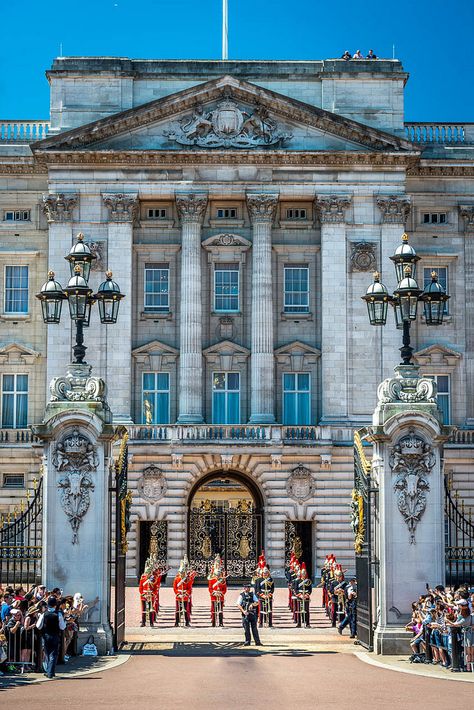 Buckingham Palace Guards, Buckingham Palace Aesthetic, London Buckingham Palace, Places To Visit In London, Changing Of The Guard, Buckingham Palace London, Palace London, Abandoned Amusement Parks, Most Haunted Places