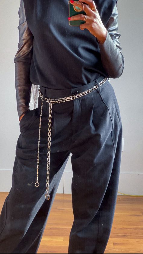 Pants Chain Outfit, Chain Belt Outfit Street Styles, Belt Chain Outfit, Styling Belts, Waist Chain Outfit, Belt Layering, Chains Outfit, Elizabeth Core, Chain Belt Outfit