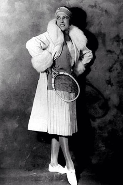 Jean Patou – The Sporty Designer  ~ The looser, waist-less silhouette of the 1920s was a result of increasing participation in sports as a leisure activity. Jean Patou promoting sportswear and even designing activewear for well-known athletes of the period. Patou is most known for the costume he designed for tennis champ Suzanne Lenglen in 1921. Mode Tennis, Suzanne Lenglen, Madame Gres, Madeleine Vionnet, Pro Art, Tennis Wear, Jean Patou, Louise Brooks, Vintage Tennis