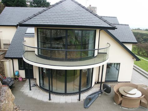 Curved glass doors and semi-circle balcony Curved Balcony Ideas, Circle Balcony, Balustrades Balcony, Balcony House Second Story, Curved Balcony, Curved Windows, Glass Patio Doors, Curved Patio, Balcony Designs