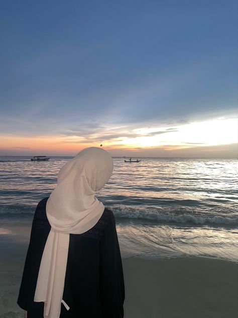 Muka Lelaki, Foto Cewek Hijab Aesthetic, Muslimah Photography, Ootd Poses, Muslimah Style, Outfit Korean Style, Beautiful Profile Pictures, Ootd Aesthetic, Muslim Couple Photography