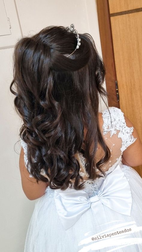 Hair Styles For Tiara, Quince Sister Hairstyles, Hairstyles For Bautizo, Hair Style For Kids Girl For Wedding, Mini Quinceanera Hairstyles, Kids Hair Styles For Weddings, First Communion Hairstyles Half Up, Flower Girl Hairstyles With Tiara, First Communion Hairstyles With Crown