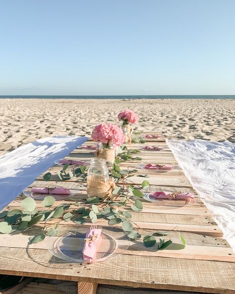 How to Plan a Birthday Beach Dinner Party Beach Dinner Party, Beach Dinner Parties, Beach Picnic Party, 17. Geburtstag, Beach Dinner, Beach Birthday Party, Beach Party Decorations, Picnic Birthday, 30th Bday