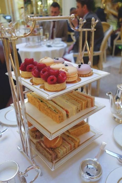 Royal Food, Tea Party Sandwiches, Best Afternoon Tea, English Tea Party, Afternoon Tea Recipes, Tea Party Table, Party Sandwiches, Tafel Decor, High Tea Party