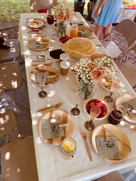 great setup for teenagers, gorgeous picnic esque idea #cottagecore #farmhouse #teenager #birthday #aesthetic #partydecor #sweet16 #picnic Sweet 16 Picknick, Cottagecore Dinner Party Aesthetic, Birthday Setup Aesthetic, 16 Birthday Party Ideas Picnic, Cottagecore Decorations Party, Cottagecore Aesthetic Party Decor, Aesthetic Sweet 16 Party, Cottagecore Birthday Decor, Cottagecore Bday Party