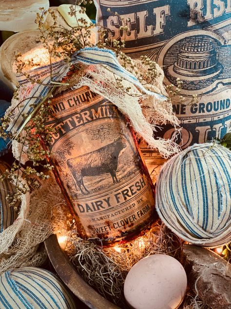 Primitive Jars Ideas, Grubby Jars, Primitive Diy Crafts, Country Pantry, Primitive Crafts Diy, Easy Primitive Crafts, Primitive Mason Jars, Diy Jars, Primitive Diy