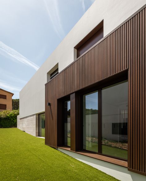 WEO®35 cladding boards are extremely easy to install. Their honeycomb profile is optimised for easy handling, and the counter-bracing increases the board's stability and strength. 😍👏 Timber Cladding Exterior Facades, Upstairs Extension, Wooden Cladding Exterior, Home Extension Ideas, Wood Cladding Exterior, Types Of Cladding, Zinc Cladding, Oak Cladding, Office Exterior