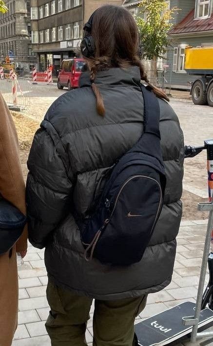 Crossbody Bag Streetwear, Sling Backpack Outfit, Nike Sling Bag Outfit, Streetwear Backpack, Nike Sling Bag, Streetwear Bags, Sling Bag Outfit, Sporty Backpack, Skater Girl Aesthetic