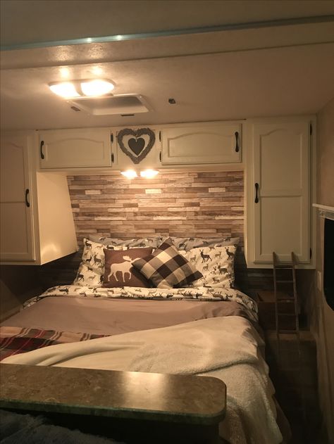 Rv Bedroom Paint Ideas, Small Rv Bedroom Ideas, Rv Remodel Bedroom, Rv Master Bed Remodel, Remodel Travel Trailer, Rv Bedroom Ideas, Rv Bedroom Remodel, Trailer Bedroom, Small Camper Interior