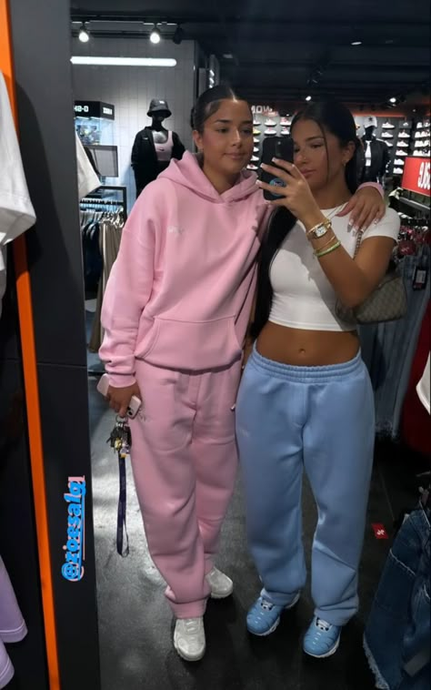 Blue Jogger Outfits Women, Crop And Sweats Outfit, Outfit Ideas Tracksuit, Essentials Tracksuit Outfit, Sweats And Crop Top Outfits, Blue Joggers Outfit, Outfit Jogging, Jogger Outfit, Jogging Outfit