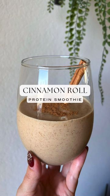 Protein Powder Drink Recipes, Vanilla Protein Powder Smoothie, Cinnamon Bun Smoothie, Morning Protein Smoothie, Protein Powder Recipes Shakes, Date Smoothie Recipes, Protien Smoothies Recipes, Cinnamon Healthy, Vegan Protein Smoothie