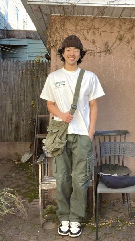 Indie Style Men, Cargo Pants Styling, Indie Boy Outfits, Indie Outfits Men, Summer Vintage Outfits, Indie Men, Indie Outfits Summer, Style Cargo Shorts, Indie Boy