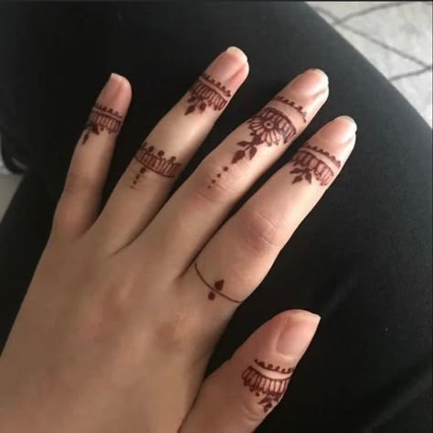 Whole Hand Henna, Fingers Mehendi Design, Aesthetic Mehandi Design, Henna For Fingers, Henna Designs Kids, Fingers Mehendi, Aesthetic Mehandi, Elegant Mehendi, Minimal Mehndi Designs