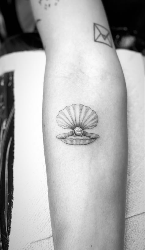 Clam Shell And Pearl Tattoo, Open Shell Tattoo, Seashell And Pearl Tattoo, Pearl And Shell Tattoo, Clam Shell With Pearl Tattoo, Oyster Tattoo Pearl, Shell With Pearl Tattoo, Pearl Tattoo Ideas, Clam Shell Tattoo