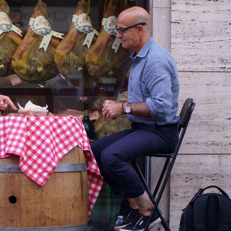 Stanley Tucci Searching For Italy Style, Stanley Tucci Italy, Italian Men Style Summer Casual, Stanley Tucci Fashion, Stanley Tucci Style Casual, Italian Casual Style Men, Tucci Stanley, Mens Travel Outfits, Mens Italian Street Style