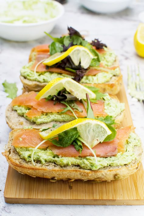 Bruschetta Salmon, Salmon In Oven, Salmon Bruschetta, Healthy Avocado Toast, Cake Sandwiches, Avocado Toast Recipes, Champagne Tasting, Bruschetta Appetizer, Birthday Soiree