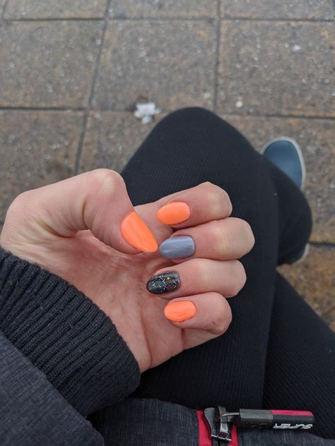 Orange And Grey Nail Designs, Fall Powder Dip Nail Ideas 2023, Orange And Gray Nails, Grey And Orange Nails, Gray Halloween Nails, Orange Dip Powder Nails, Sns Dipping Powder Nails, Dipping Powder Nails, Nails Dipping Powder