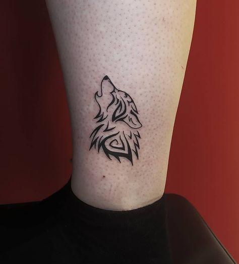 Men Wolf Tattoo Ideas, Cool Wolf Tattoos For Guys, Wolf Tattoo Ideas For Women Small, Tiny Wolf Tattoos For Women, Tattoo For Men On Arm Ideas, Wolf Tattoo Aesthetic, Wolf Small Tattoo, Wolf Tattoo For Women Small, Small Wolf Tattoo Men