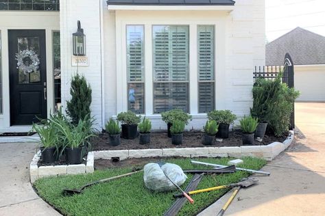 Landscaping Under Bay Window Front Yards, Brick Front Yard Landscaping, Farmhouse Style Landscaping Front Yards, Simple Landscaping Front Of House, Easy Side Of House Landscaping, Joanna Gaines Landscaping Front Yard, Black And White House Landscaping Ideas, Minimal Front Landscaping, Front Yard Window Landscaping