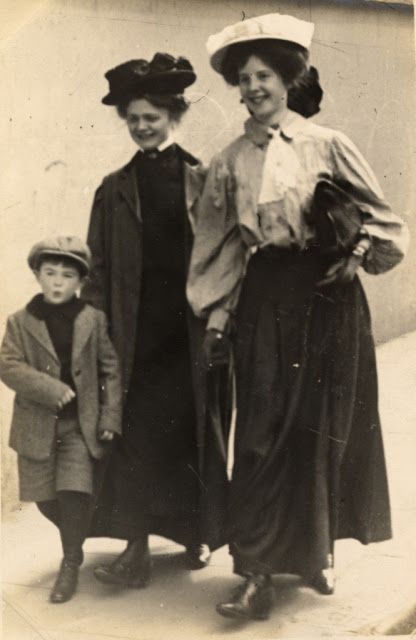 vintage everyday: Edwardian Sartorialist – These Candid Photographs Show Beautiful London Women's Street Style from the 1900s Sensible Shoes, Kensington And Chelsea, St Albans, London Street Style, Old London, Street Fashion Photography, London Photos, London Street, Edwardian Fashion