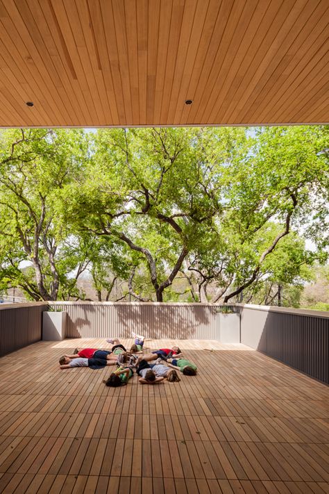 Roof decks at The Girls’ School of Austin, Texas, provide outdoor learning spaces integrated into the campus. Roof Decks, Outdoor Learning Spaces, Green Terrace, Modern School, Staircase Design Modern, Gifted Children, Outdoor Walkway, Roof Gardens, Terrace Garden Design