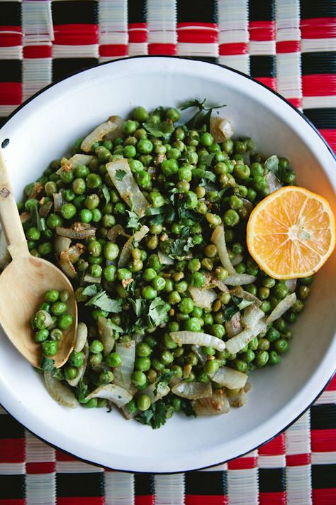 Kerala Spiced Peas from The Kitchn. http://punchfork.com/recipe/Kerala-Spiced-Peas-The-Kitchn Recipes For Spring, Kerala Food, Green Recipes, Pea Recipes, India Food, Starters Recipes, Tikka Masala, Indian Cooking, Greens Recipe