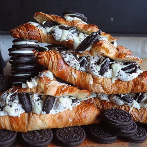 Hungry California on Instagram: “Would you try this Oreo Croissant?⠀ .⠀ 📷: @lamannabakery⠀ follow: @lamannabakery⠀ .⠀ .⠀ #foodgallery #sohungry #eeeeeeats #foodiefeature…” Cookies And Cream, Cafe Food, Yummy Food Dessert, Pretty Food, Food Cravings, Junk Food, Aesthetic Food, Best Foods, Love Food