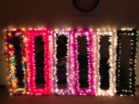 Diy fur mirror w/ lights ((not my picture)) Fur Mirror Diy, Fur Mirror, Diy Floral Mirror, Diy Mirror With Lights, Floral Mirror, Flower Mirror, Vanity Mirrors, Bedroom Crafts, Custom Vanity