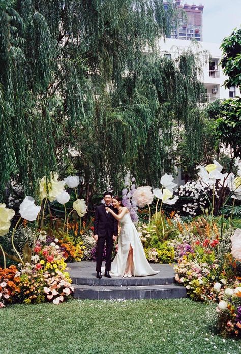 Wedding Outdoor Decoration Elegant, Korean Themed Wedding, Asian Garden Wedding, Konsep Wedding Outdoor, Pelamin Garden, Korean Wedding Decorations, Inside Wedding Ceremony, Zen Garden Wedding, Giant Flower Wedding